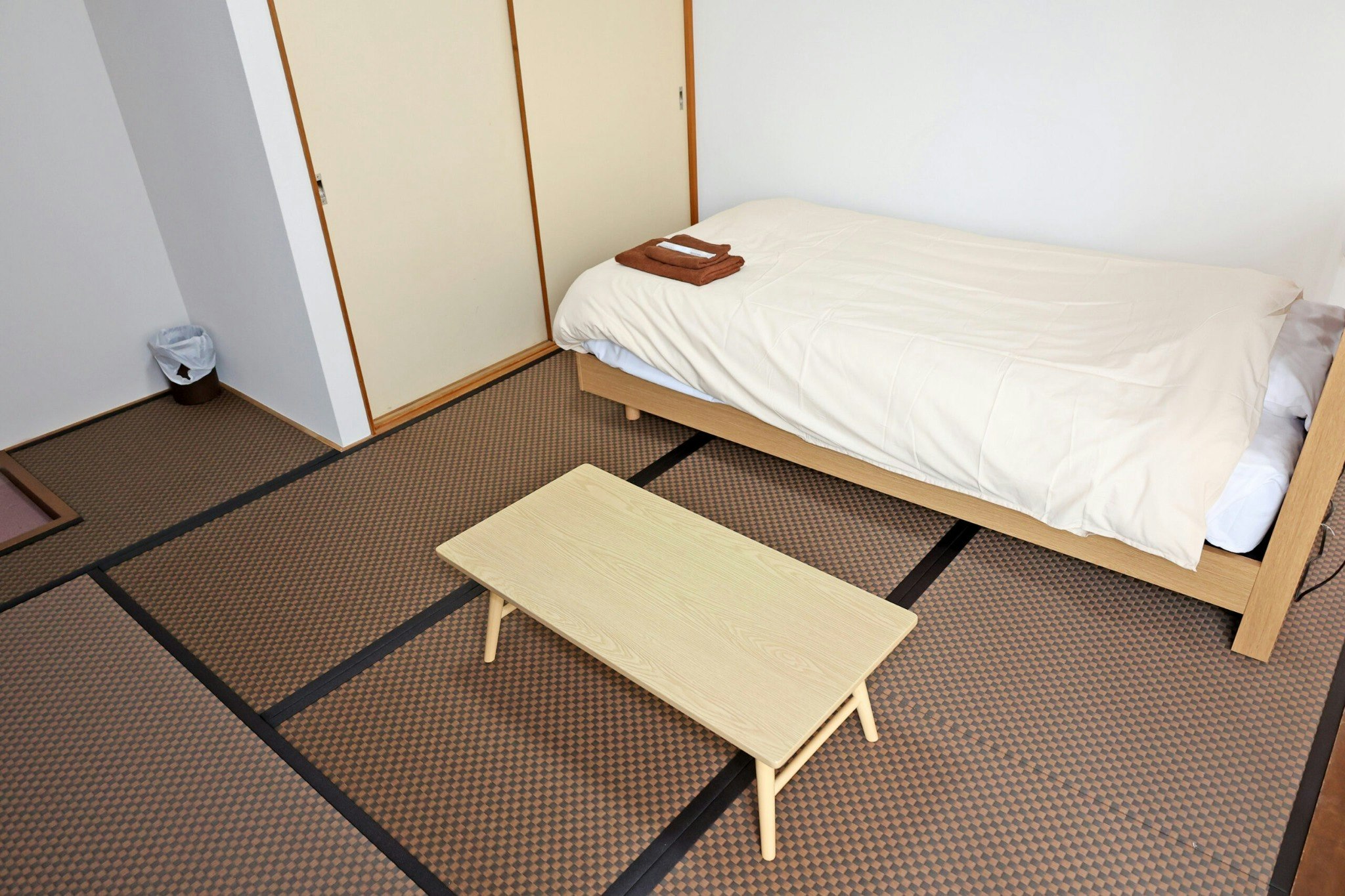 畳にベッッド、和洋折衷だからくつろげる空間のツインユース